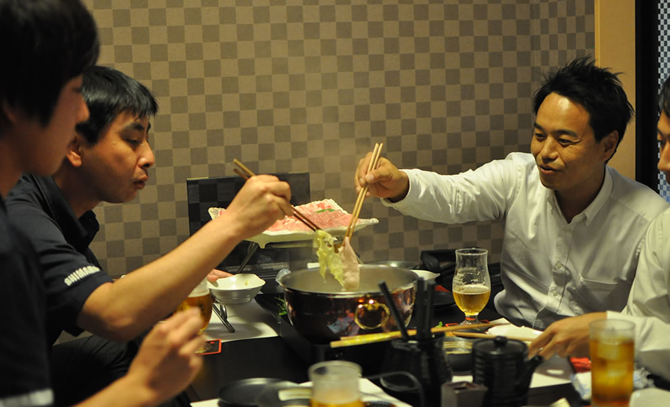 しゃぶしゃぶを楽しむ団体のお客様